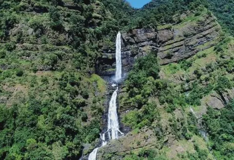 Bungtla Waterfall top 02.jpg